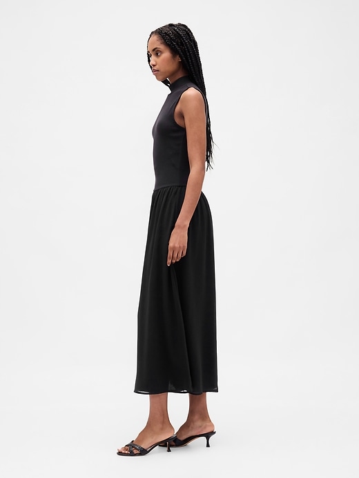 robe maxi moderne à col montant et matières mixtes