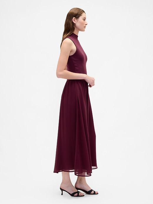 robe maxi moderne à col montant et matières mixtes