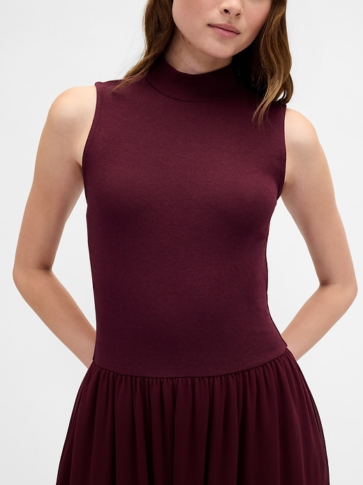 robe maxi moderne à col montant et matières mixtes