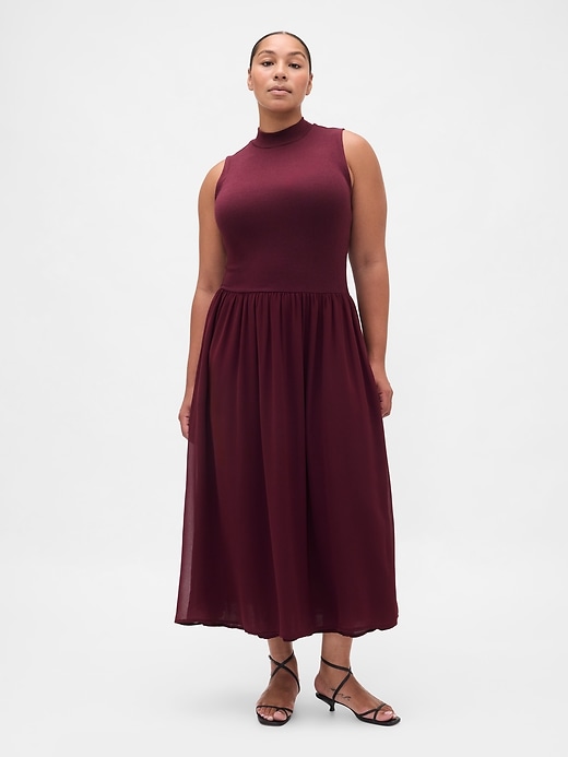 robe maxi moderne à col montant et matières mixtes