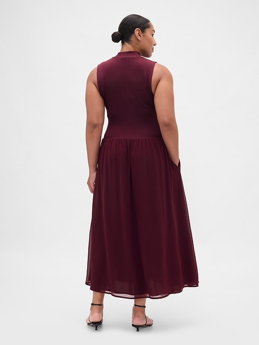 robe maxi moderne à col montant et matières mixtes