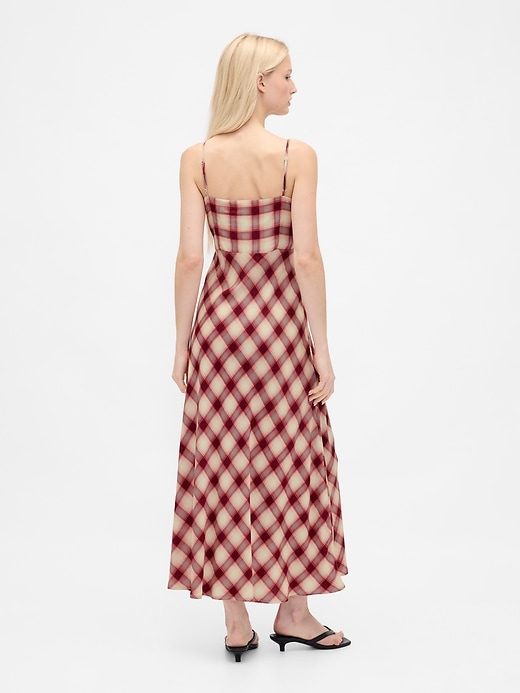 robe longue à bretelles boutonnées sur le devant