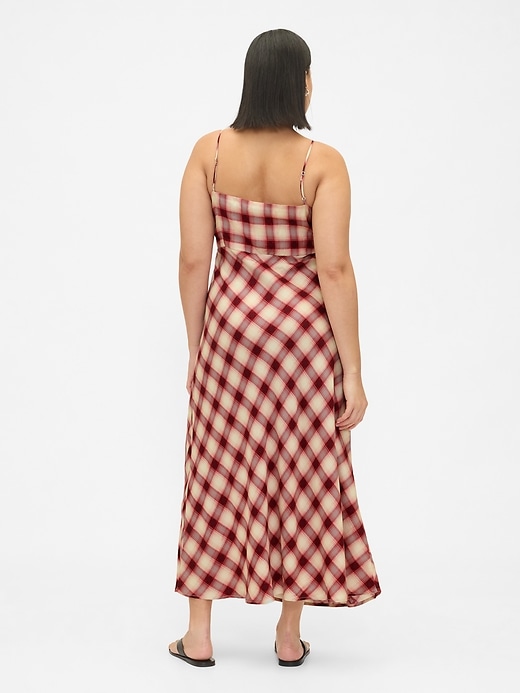robe longue à bretelles boutonnées sur le devant