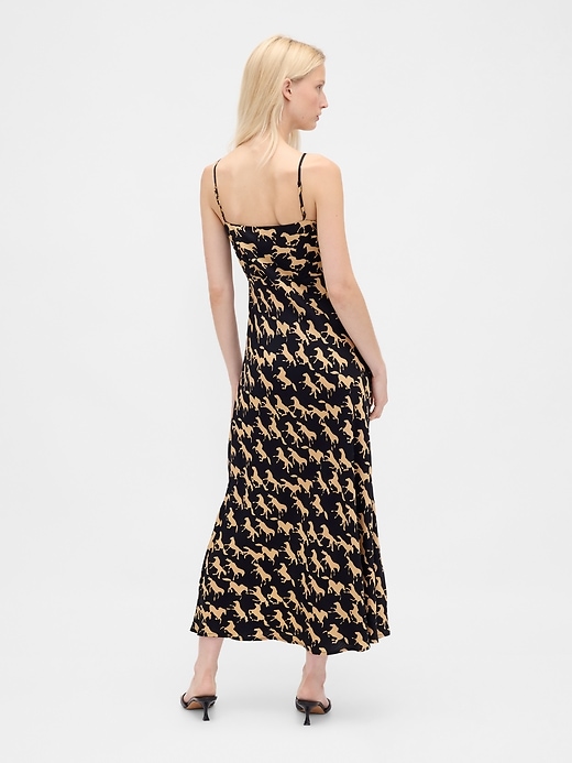 robe longue à bretelles boutonnées sur le devant