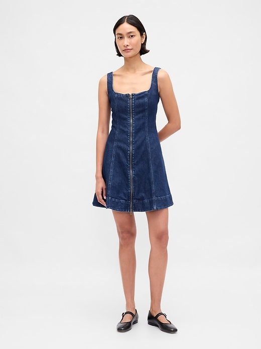 robe courte en jean zippée sur le devant