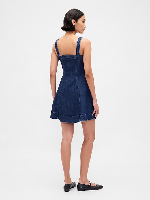 robe courte en jean zippée sur le devant