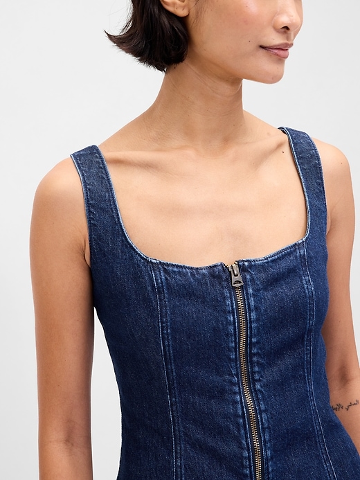 robe courte en jean zippée sur le devant