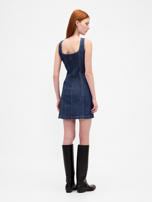 robe courte en jean à coutures apparentes et boutons sur le devant