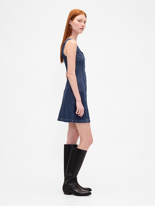 robe courte en jean à coutures apparentes et boutons sur le devant