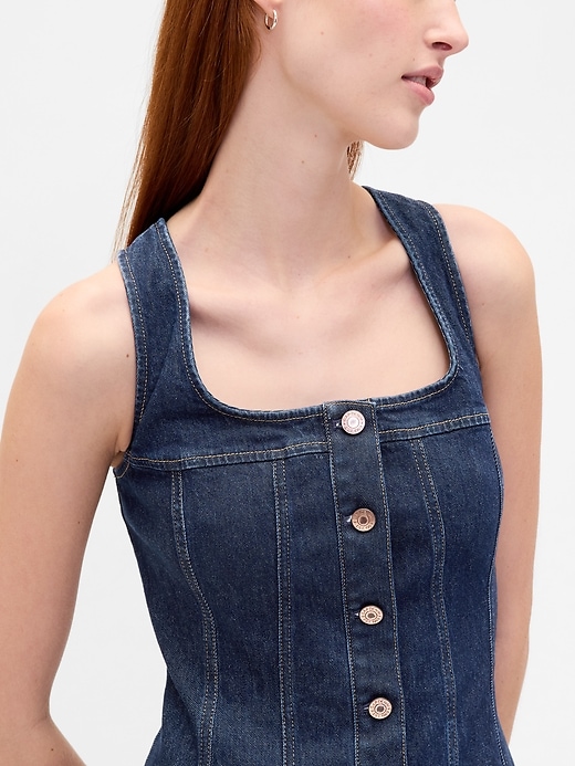 robe courte en jean à coutures apparentes et boutons sur le devant