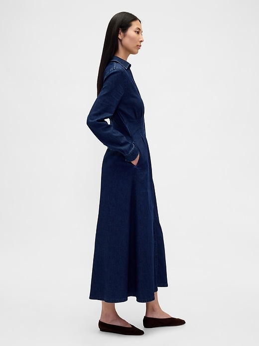 robe longue en jean à plis et boutons sur le devant