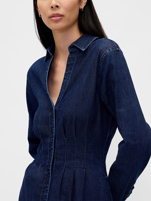 robe longue en jean à plis et boutons sur le devant