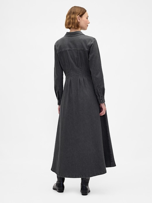 robe longue en jean à plis et boutons sur le devant