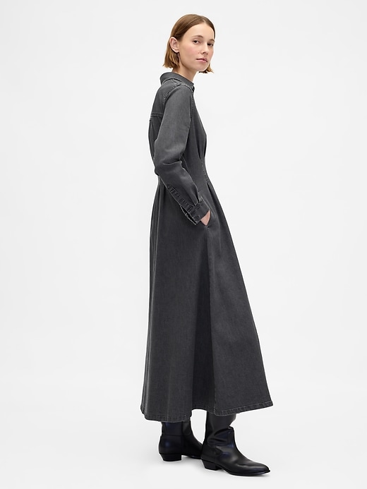 robe longue en jean à plis et boutons sur le devant