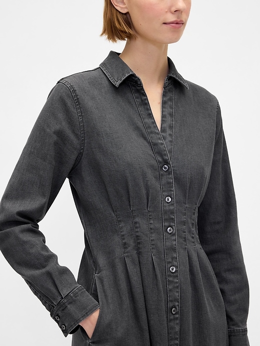 robe longue en jean à plis et boutons sur le devant
