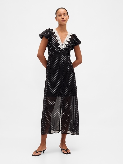 robe longue à col en v ornée de dentelle
