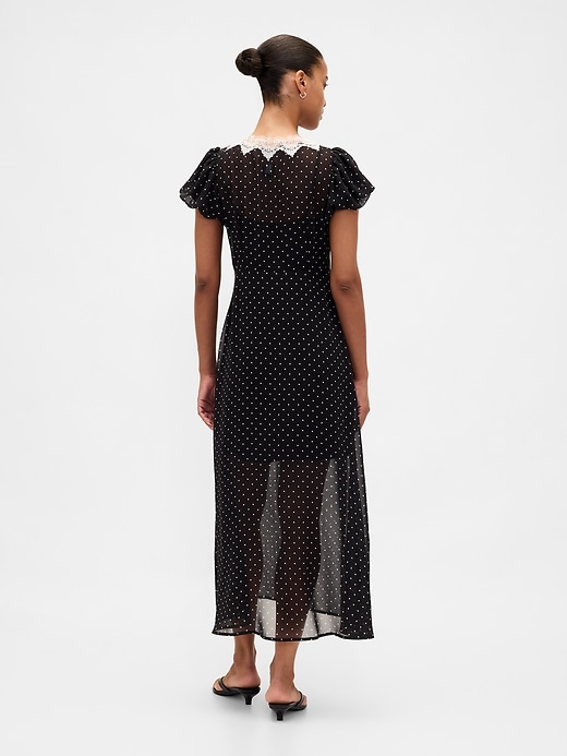 robe longue à col en v ornée de dentelle