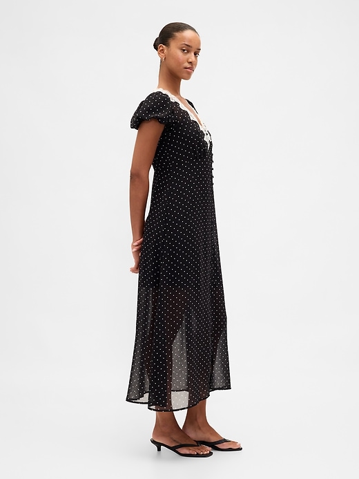 robe longue à col en v ornée de dentelle