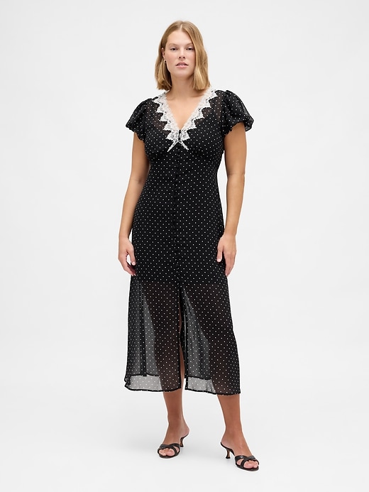 robe longue à col en v ornée de dentelle