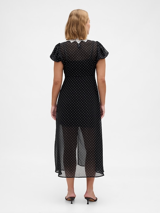 robe longue à col en v ornée de dentelle