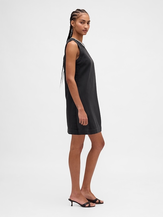 robe courte à col rond et col rond