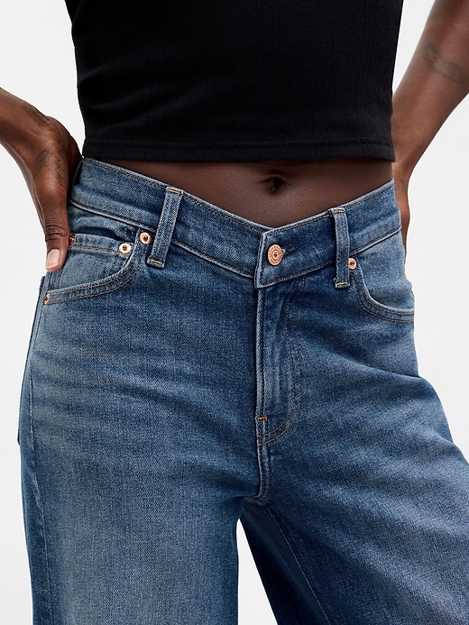 jean taille haute à jambes larges et coupe en v