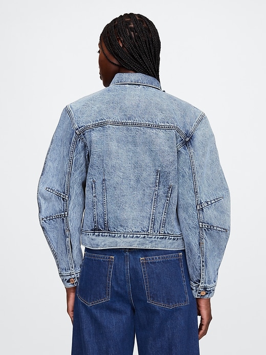 veste en jean iconique à manches bouffantes