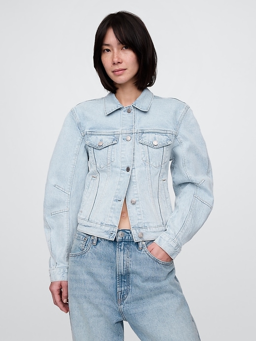 veste en jean iconique à manches bouffantes