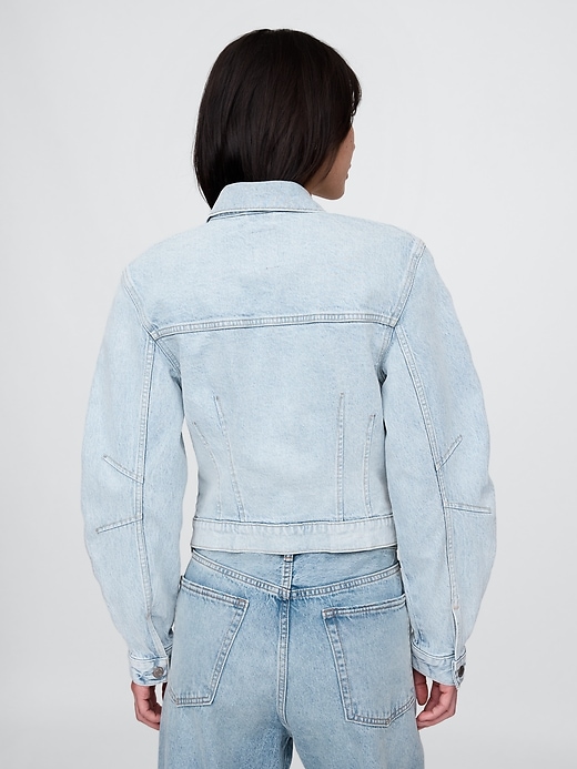 veste en jean iconique à manches bouffantes