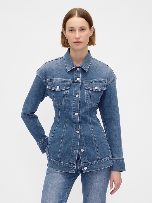 veste en jean longue cintrée