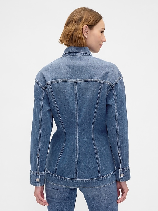 veste en jean longue cintrée