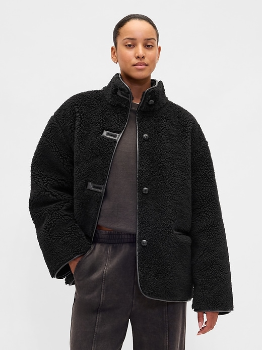 veste en sherpa recyclé et garniture en cuir végétalien