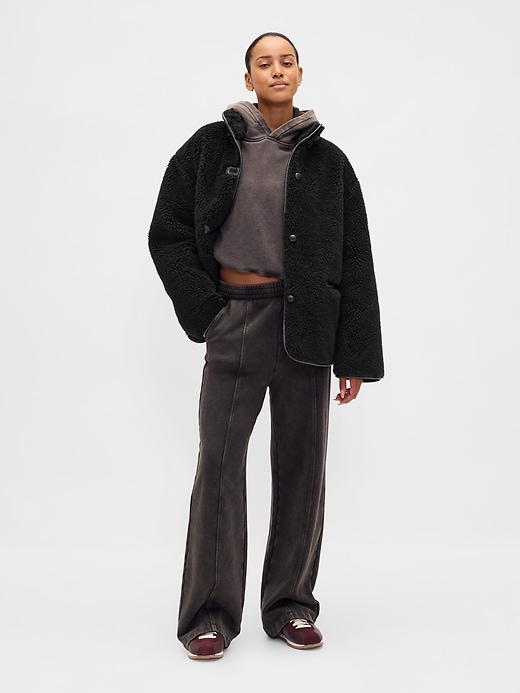 veste en sherpa recyclé et garniture en cuir végétalien