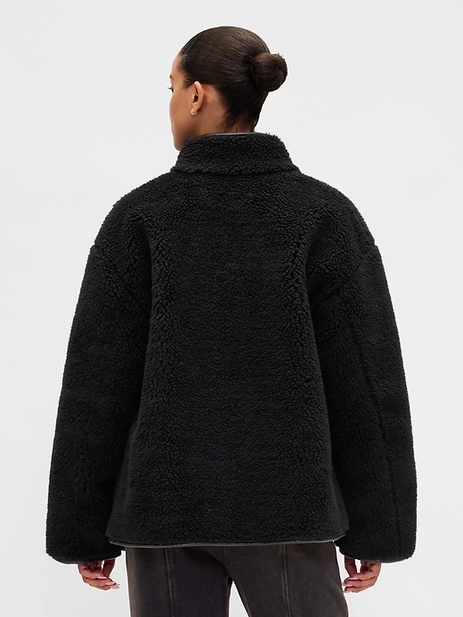 veste en sherpa recyclé et garniture en cuir végétalien