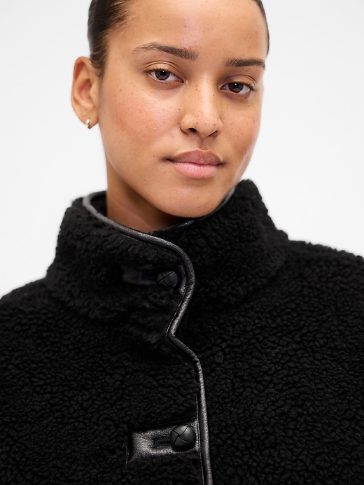 veste en sherpa recyclé et garniture en cuir végétalien