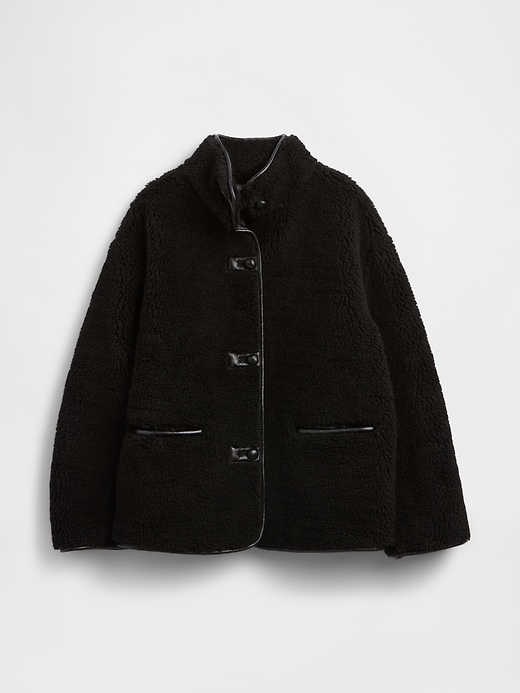 veste en sherpa recyclé et garniture en cuir végétalien