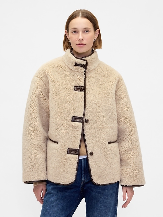 veste en sherpa recyclé et garniture en cuir végétalien