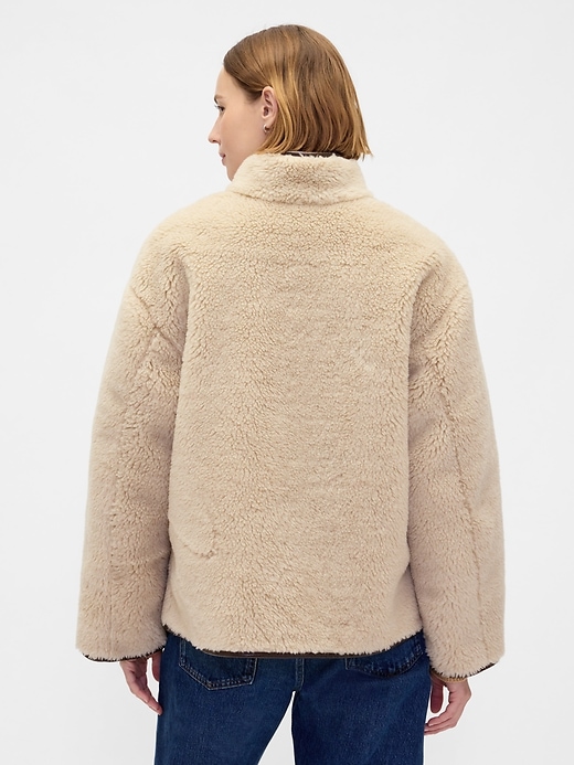 veste en sherpa recyclé et garniture en cuir végétalien