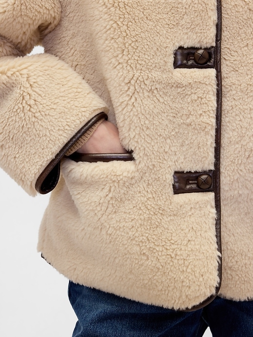 veste en sherpa recyclé et garniture en cuir végétalien