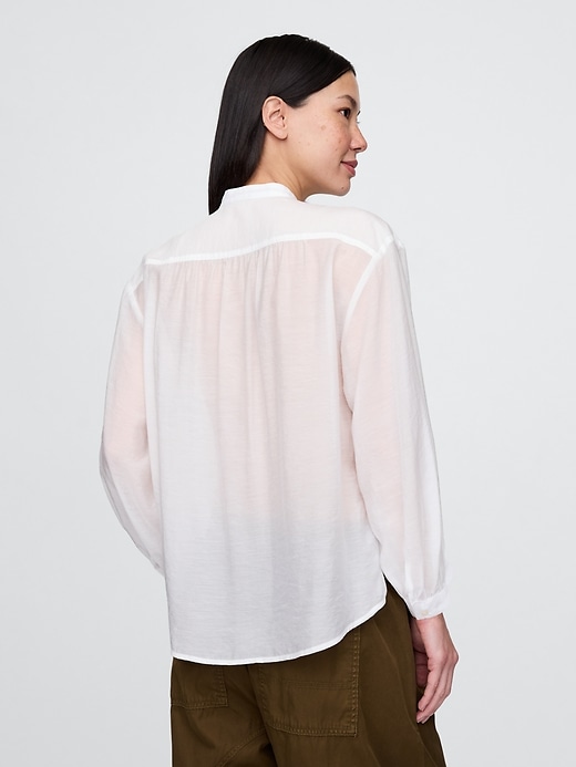 chemise transparente à boutons sur le devant