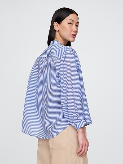 chemise transparente à boutons sur le devant