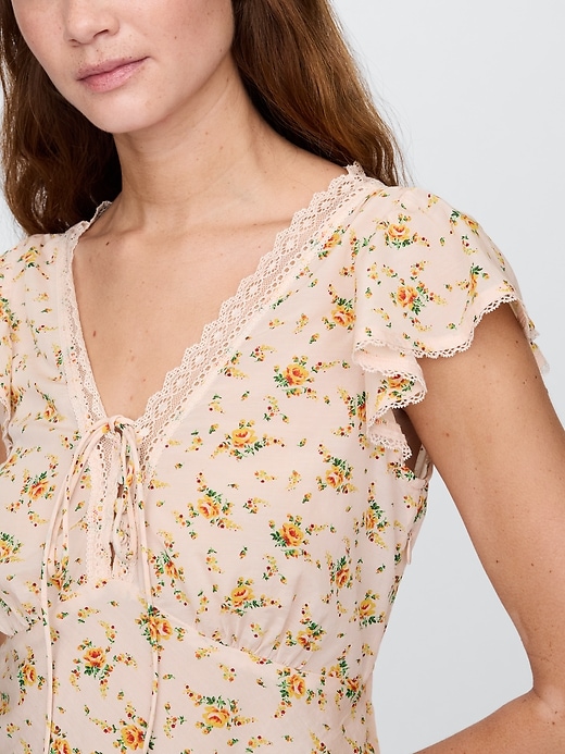 haut fleuri à bordure en dentelle