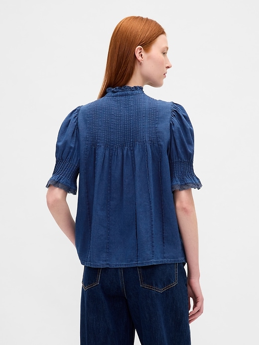 chemise à volants et plis piqués