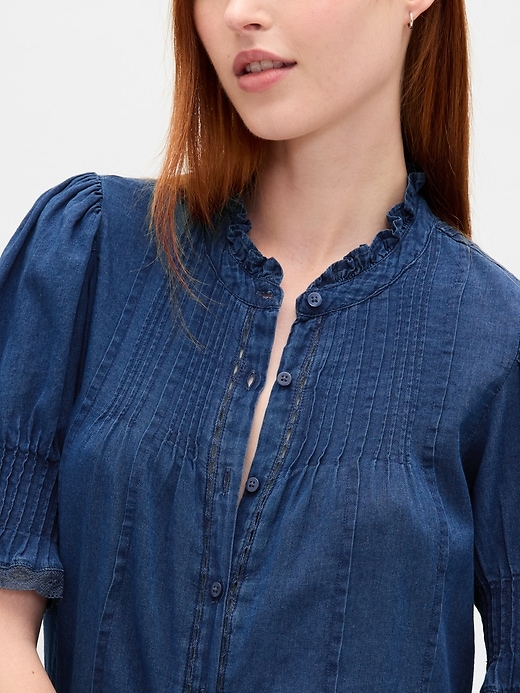 chemise à volants et plis piqués