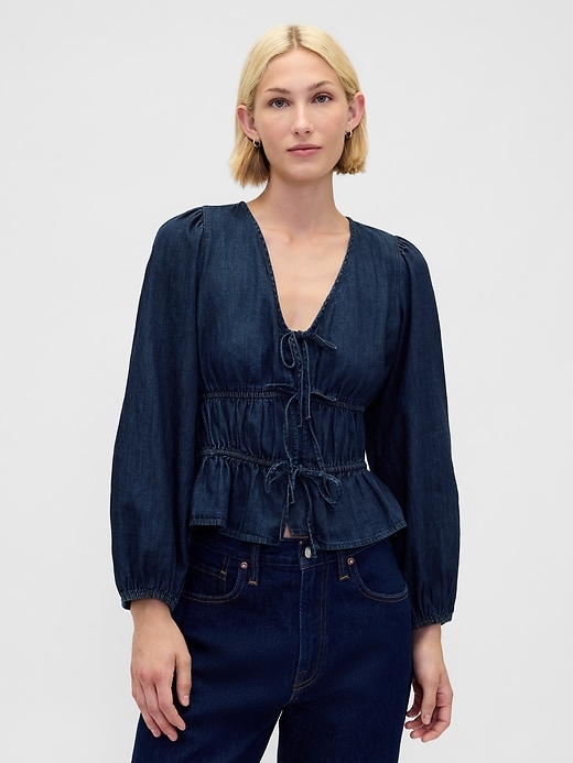chemise courte en jean à nouer sur le devant