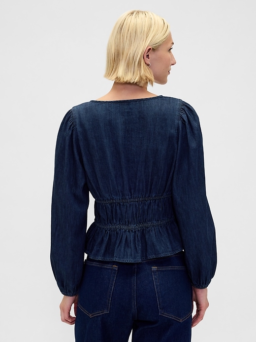 chemise courte en jean à nouer sur le devant