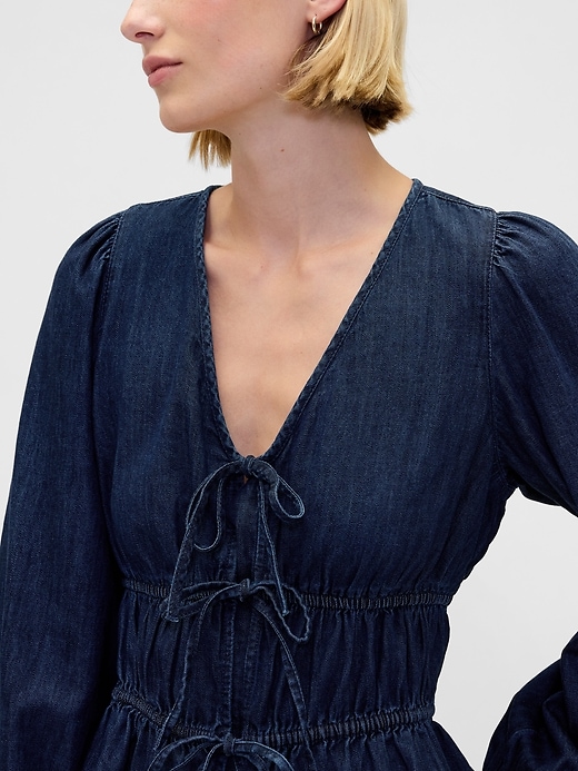 chemise courte en jean à nouer sur le devant