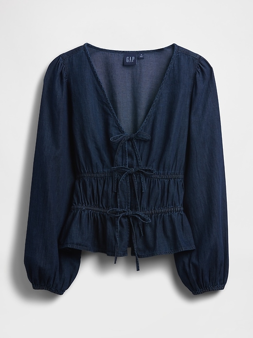 chemise courte en jean à nouer sur le devant