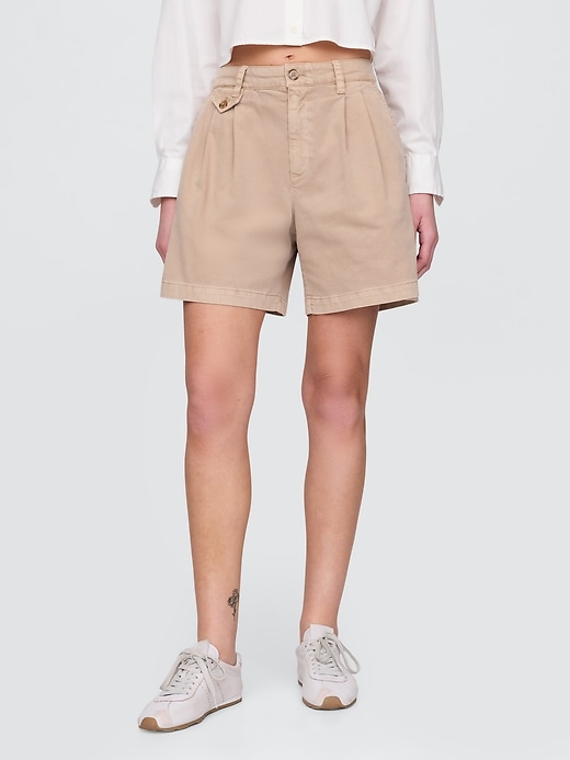 short en sergé plissé taille mi-haute 6 pouces