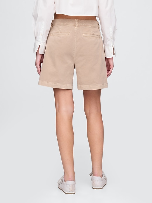 short en sergé plissé taille mi-haute 6 pouces